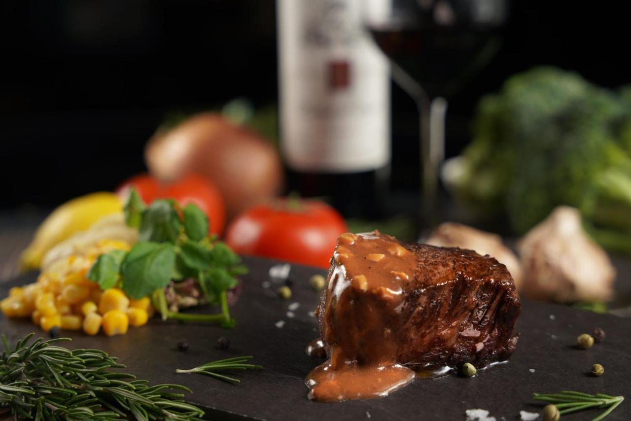 Palais De Chine Hotel Taipéi Exterior foto A steak with a red wine sauce